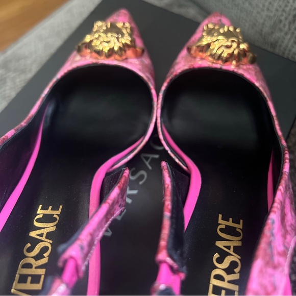 💕SOLD💕 Versace Médusa Insignia Patent Leather Slingback - Picture 6 of 13
